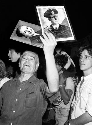 Evita_y_Perón._militantes