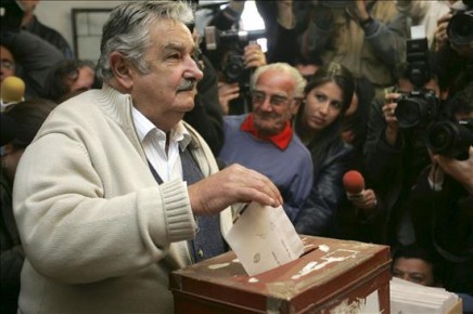 6611G_Mujica_deposita_voto
