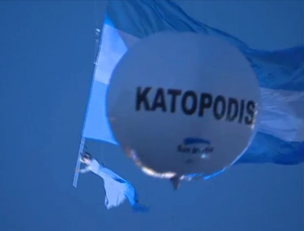 El 25 de mayo de este año, apenas un mes antes del cierre de listas, apareció por cadena nacional en la Plaza de Mayo un gigantesco globo de Katopodis adhiriendo a Cristina