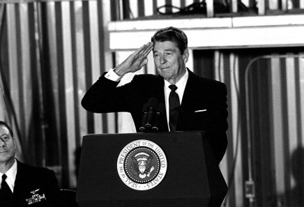 800px-Reagan_salutes