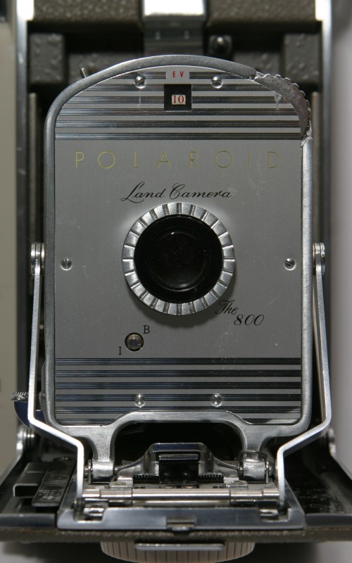 Polaroid_Land_Camera_Model_800_front_closeup Artepolítica